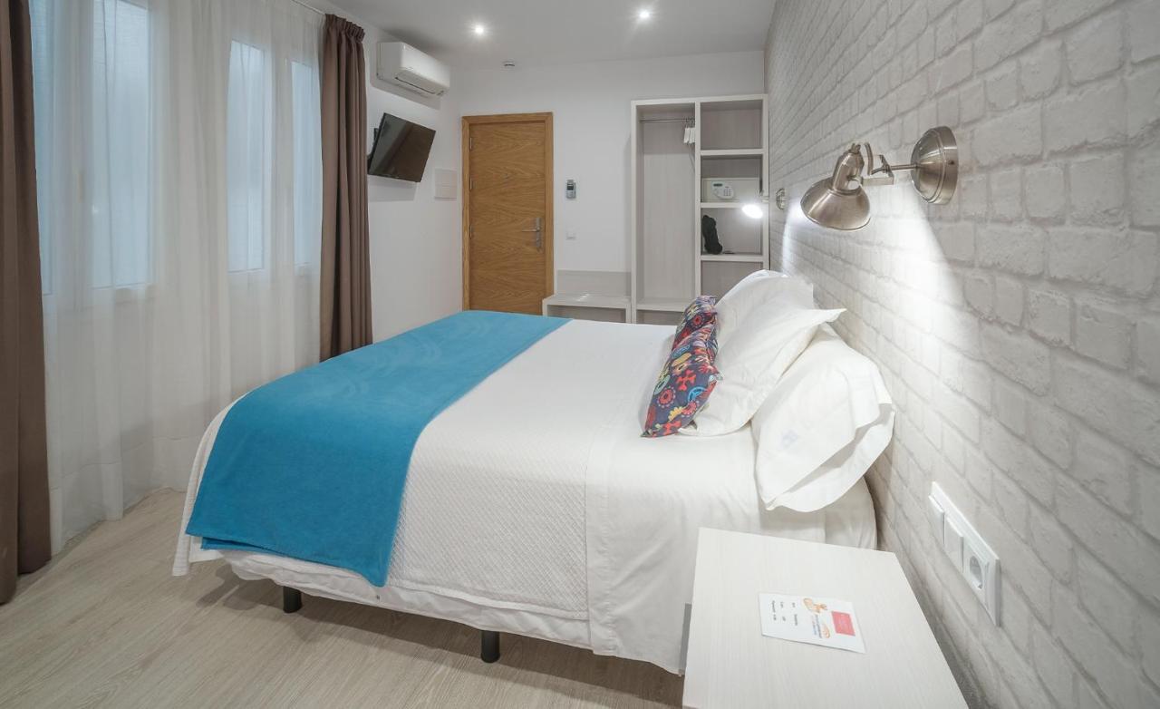 Hostal Menurka ซิวตาเดญา ภายนอก รูปภาพ