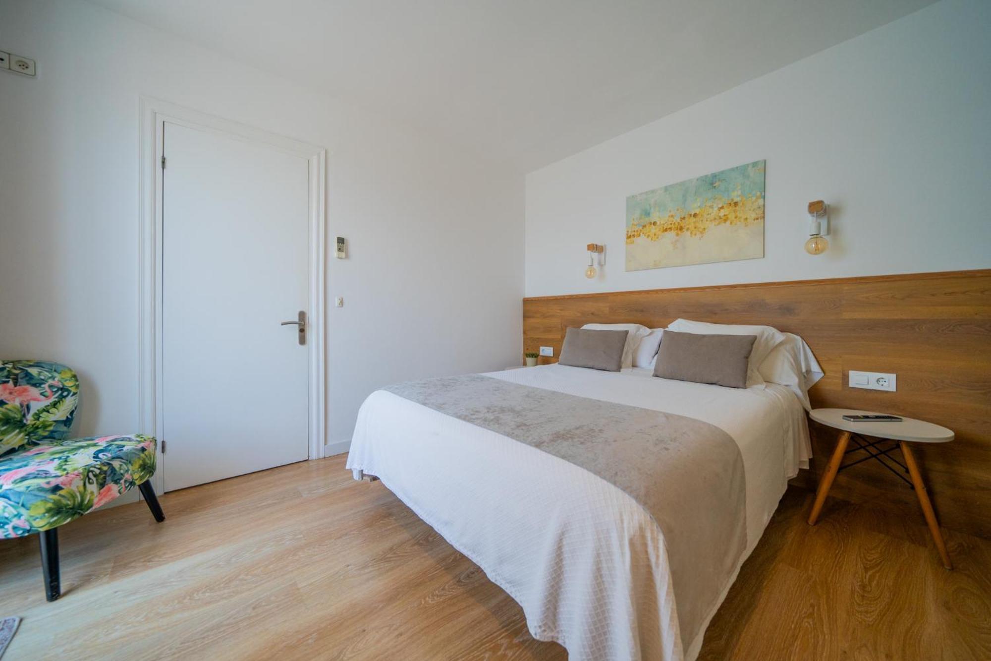 Hostal Menurka ซิวตาเดญา ภายนอก รูปภาพ