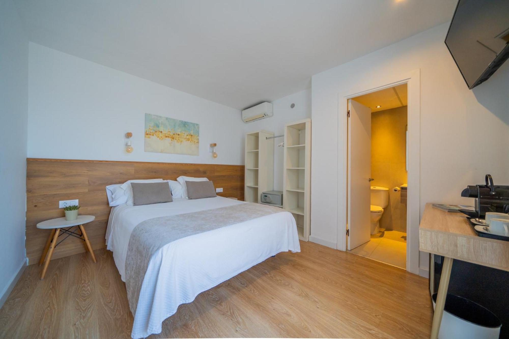 Hostal Menurka ซิวตาเดญา ภายนอก รูปภาพ