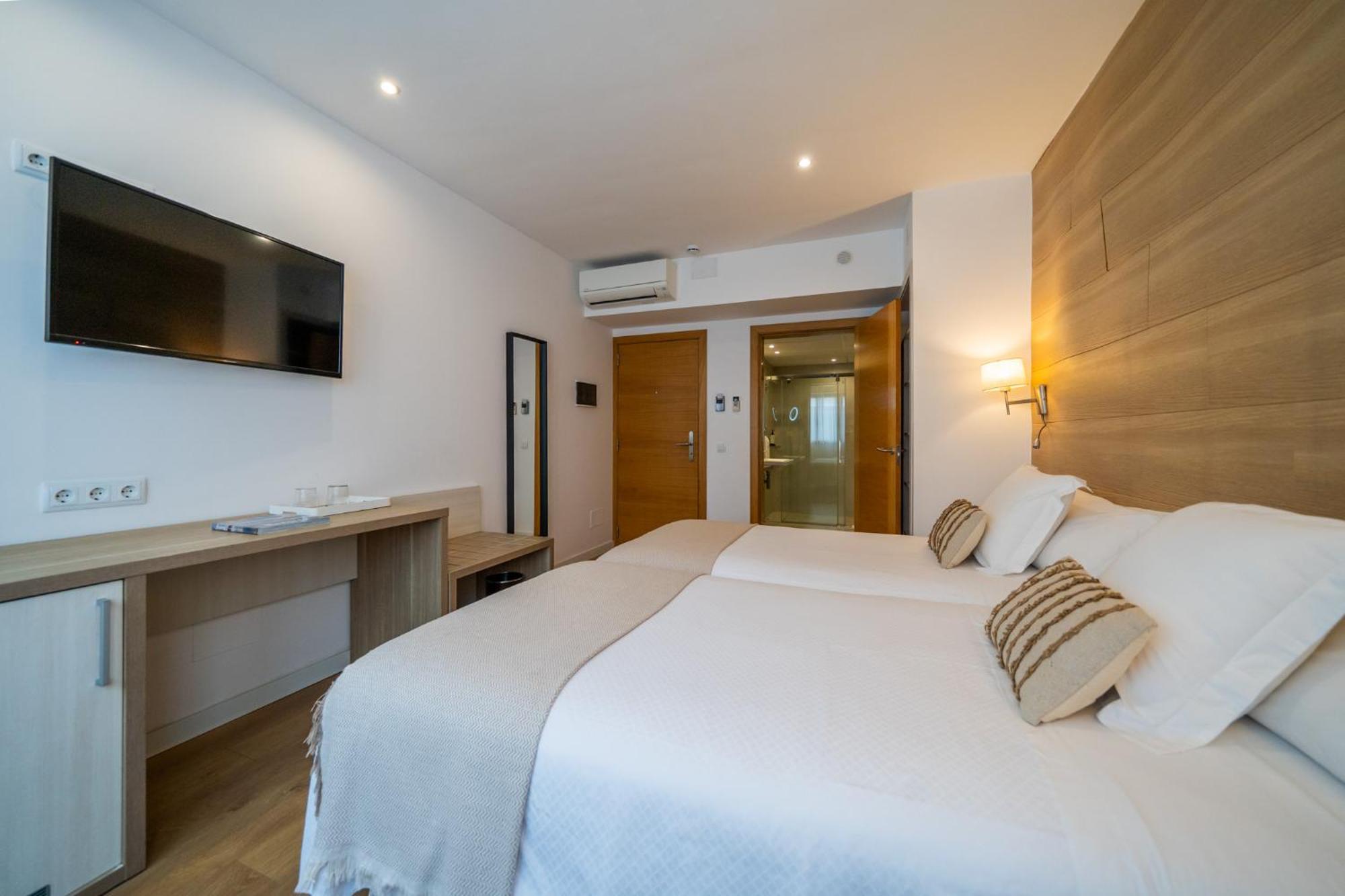 Hostal Menurka ซิวตาเดญา ภายนอก รูปภาพ