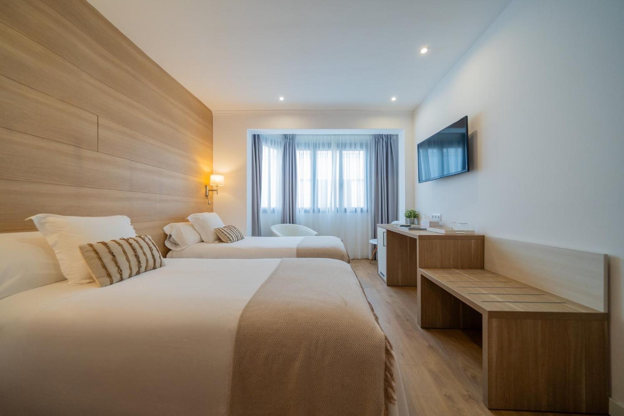 Hostal Menurka ซิวตาเดญา ภายนอก รูปภาพ