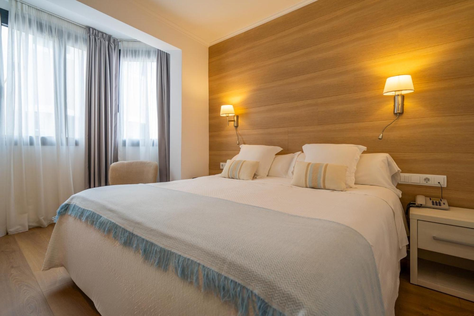 Hostal Menurka ซิวตาเดญา ภายนอก รูปภาพ