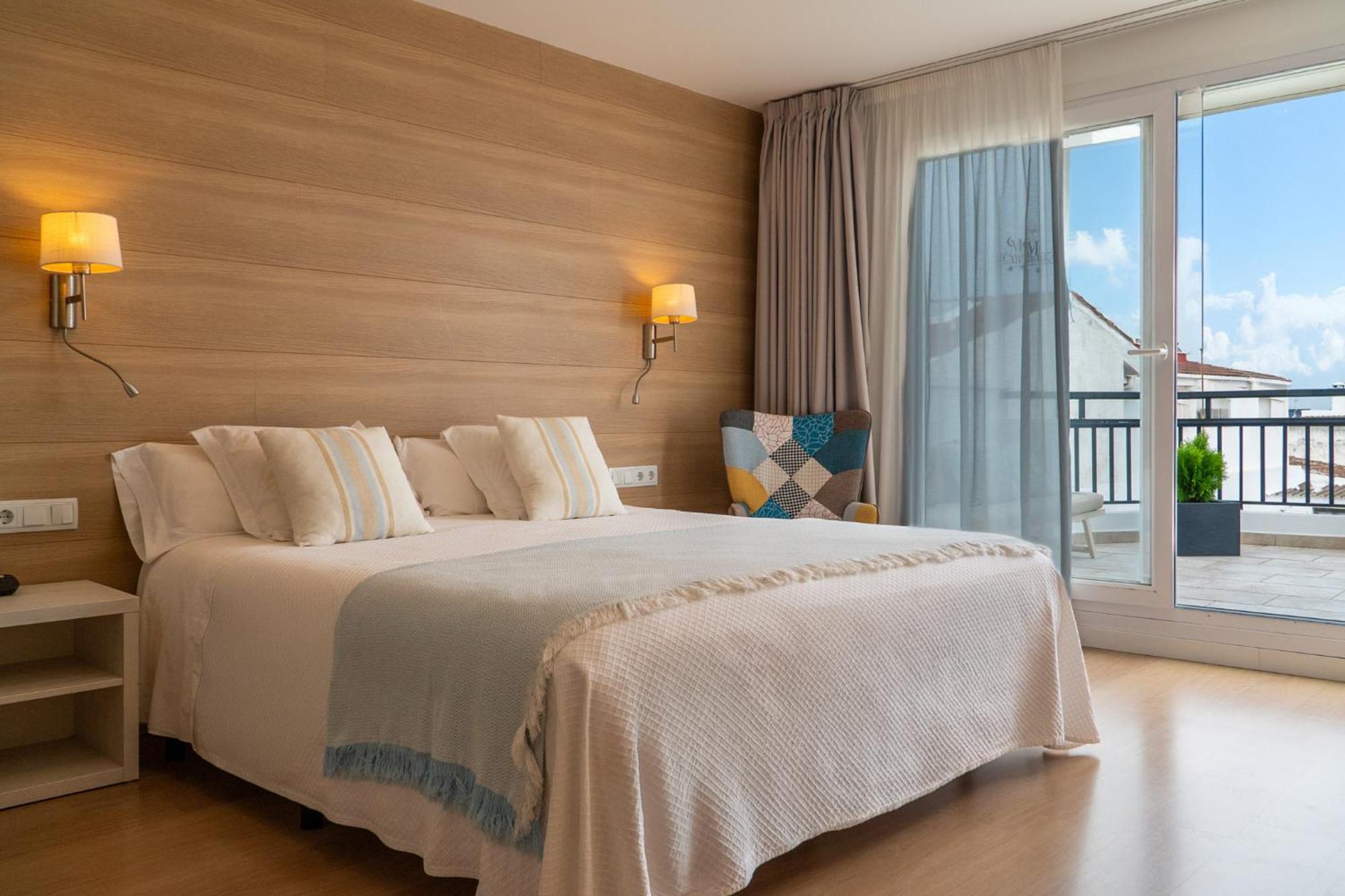 Hostal Menurka ซิวตาเดญา ภายนอก รูปภาพ