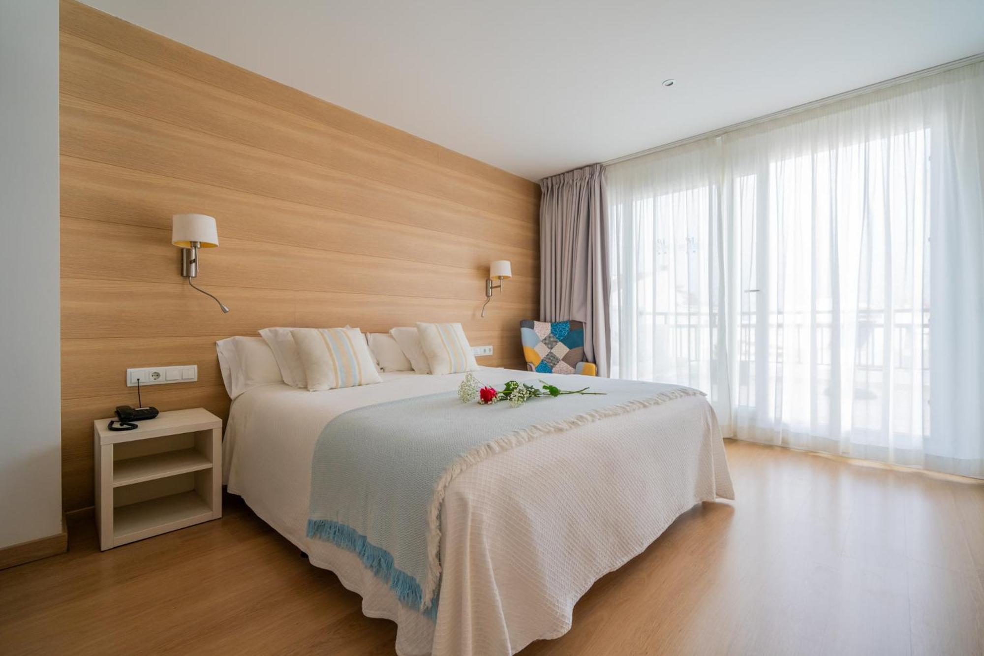 Hostal Menurka ซิวตาเดญา ภายนอก รูปภาพ