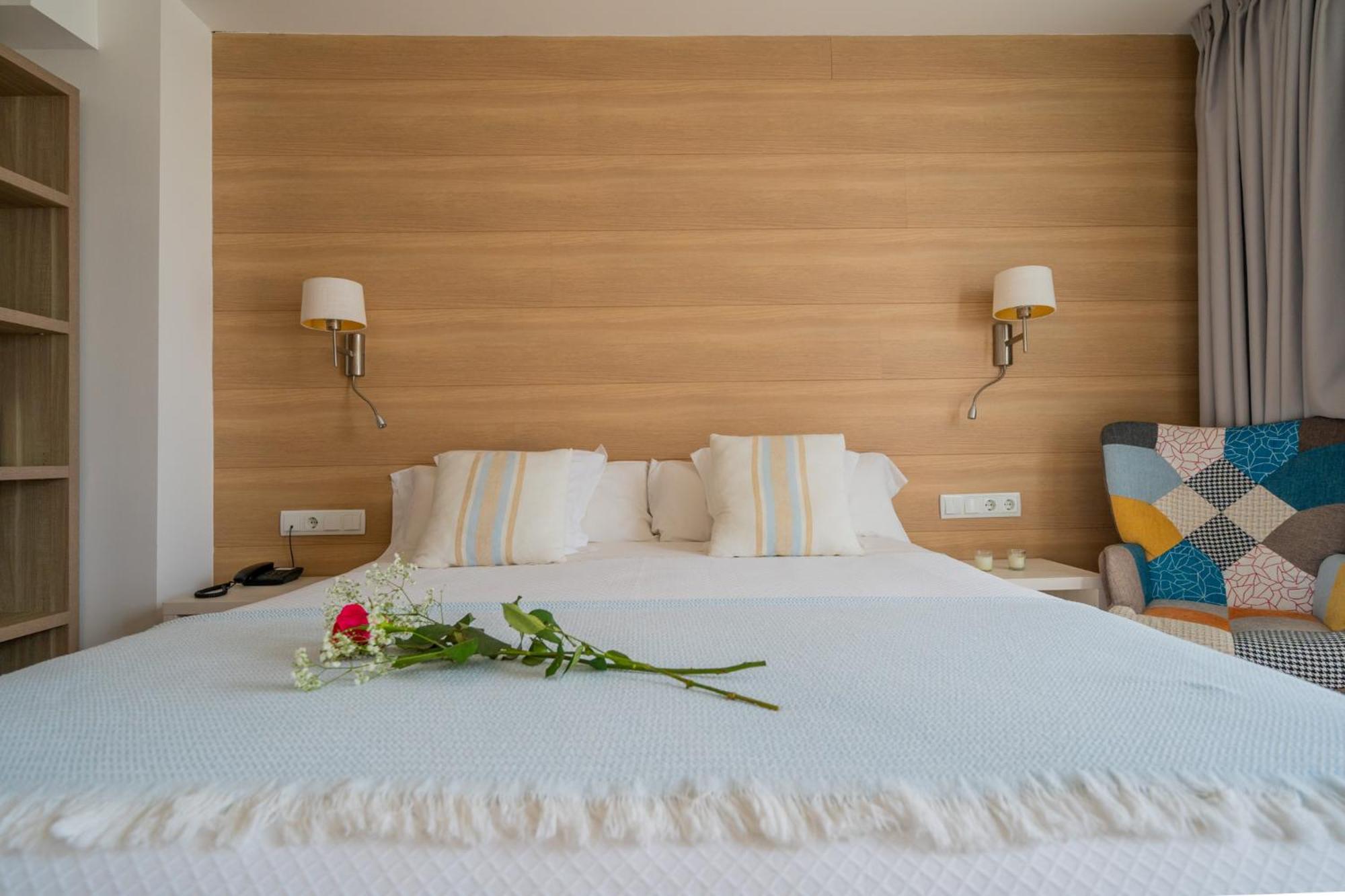 Hostal Menurka ซิวตาเดญา ภายนอก รูปภาพ