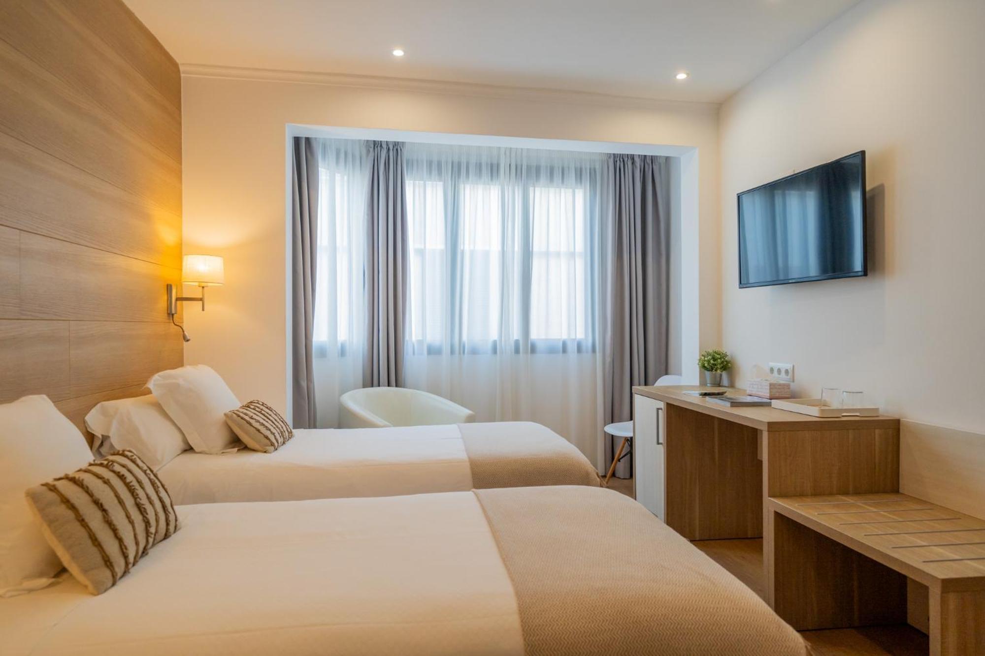 Hostal Menurka ซิวตาเดญา ภายนอก รูปภาพ