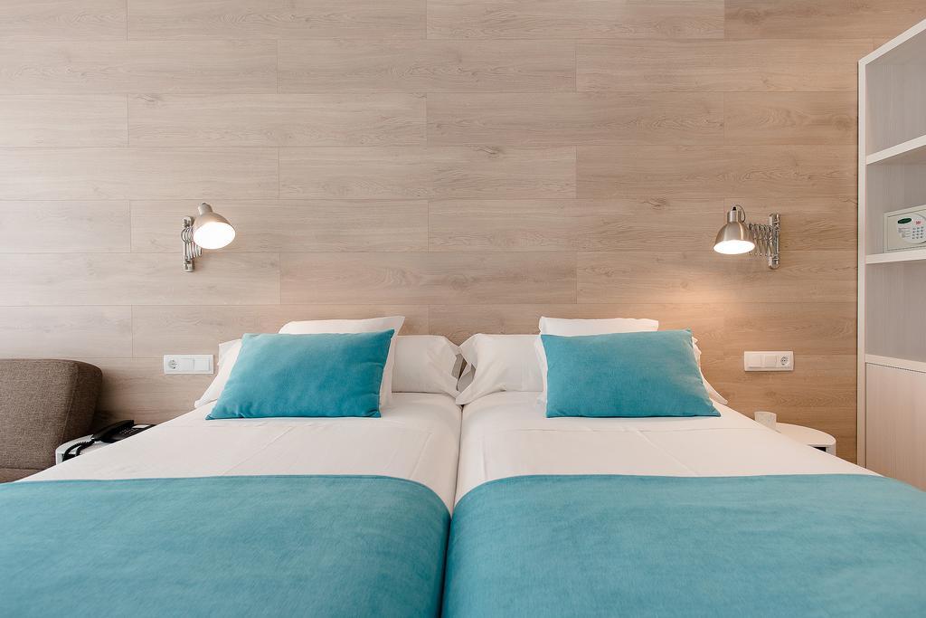 Hostal Menurka ซิวตาเดญา ภายนอก รูปภาพ